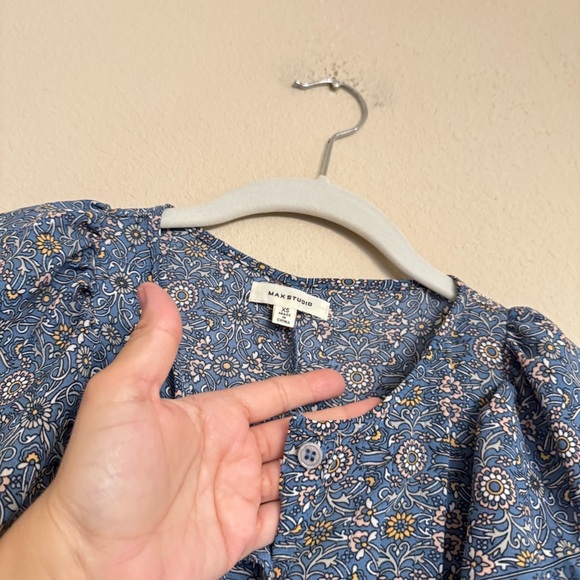 Max Studio Blouse XS Blue White Floral Ruffle Cap Sleeves Button Detailed Shirt - Picture 5 of 15